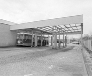 857020 Afbeelding van de brandstofinstallatie voor de autobussen van het G.E.V.U. bij de remise aan de Europalaan te Utrecht.